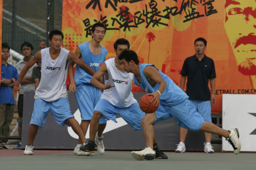 图文-NIKE火力工厂争夺全国决赛资格 比赛对抗