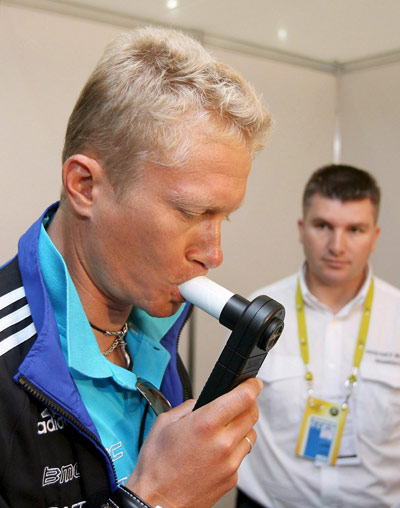 图文-环法赛前车手体检 维诺库罗夫测试肺活量