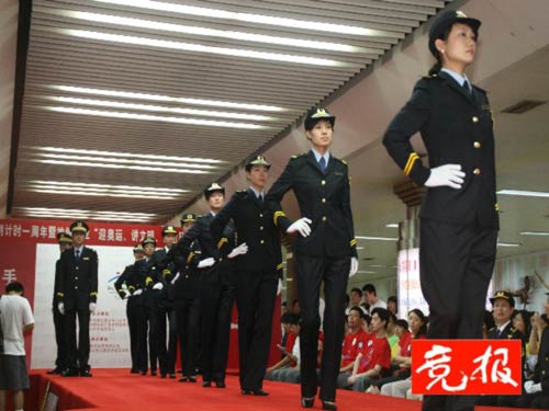 地铁员工换新装 新制服三系列九个单品女服像