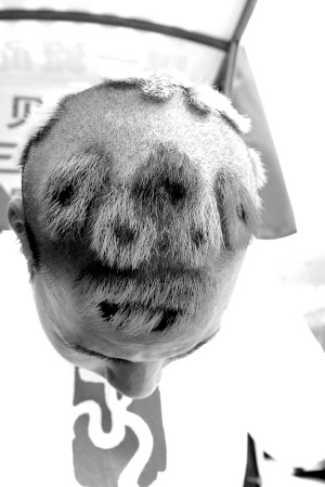 头顶 奥运环 脚踏三轮车 富阳 阿贝哥 来沪宣传