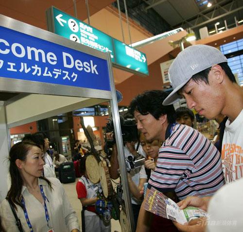 刘翔抵达日本受中外媒体热捧 8月31日冲金牌(