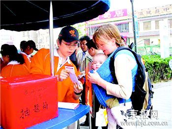 50万人报名奥运城市志愿者 积极发扬社会责任