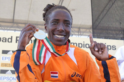 加特破沉寂八年之久女子半程马拉松世界纪录_