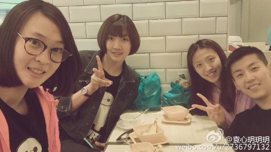袁心玥微博晒女排自拍照
