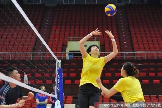 姚迪带天津特产探班女排训练