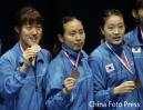 图文-苏迪曼杯韩国队获得季军韩国女将展示铜牌