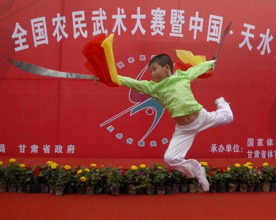 图文-全国农民武术大赛第二日赛况 九岁小选手表演