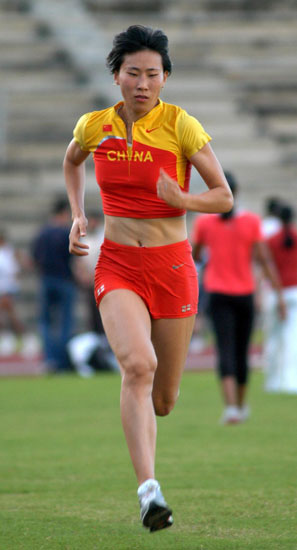 图文-亚洲田径大奖赛赛前训练 黄潇潇进行慢跑