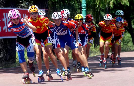 图文-哈尔滨轮滑马拉松锦标赛 百名选手参加比