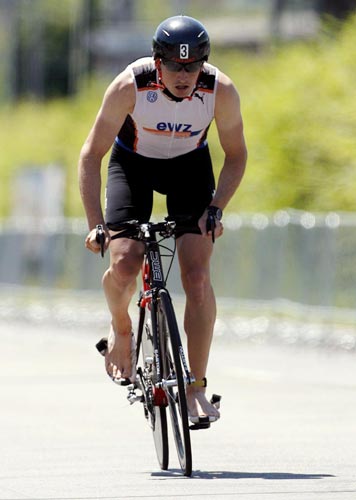 图文-瑞士铁人三项赛精彩赛况 光脚骑行在乡间