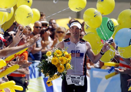 图文-瑞士铁人三项赛精彩赛况 在终点迎接铁人