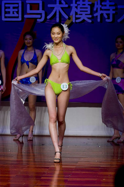 图文-中国马术模特大赛北京赛区亚军泳装表演