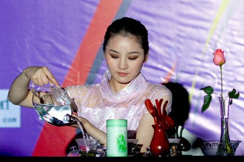 图文-中国马术模特大赛北京赛区俞琳茶道表演