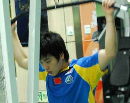 图文-中国乒乓球赛国乒训练 郝帅进行力量练习