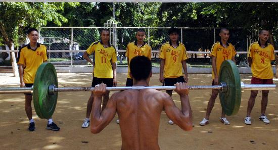 图文-文昌中学队出征亚洲中学男排赛 专业体能