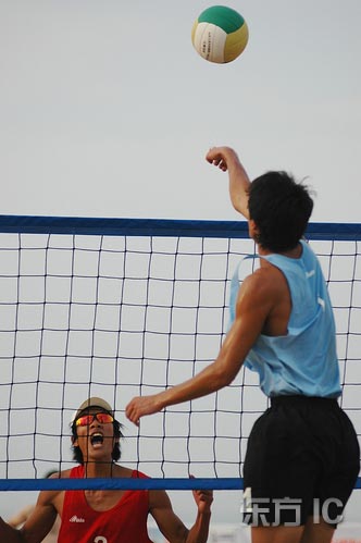 图文-全国沙滩排球冠军赛赛况 巧妙吊球显智慧