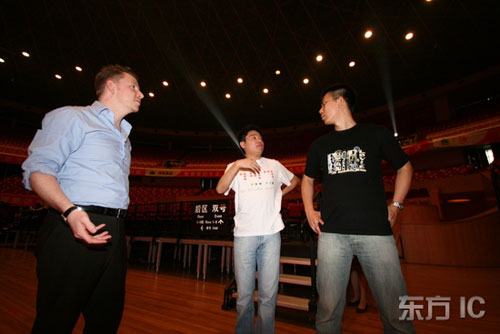 图文-斯诺克上海大师赛在即丁俊晖抵沪接受采访