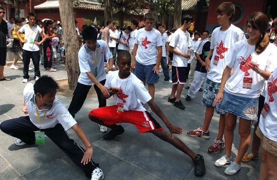 图文-感受中华武术魅力 外国小营员学习武术套