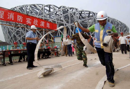 图文-鸟巢举行消防演练 消防水带连接演练_综