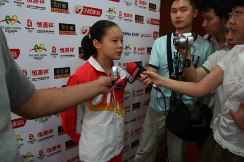 图文-体操世界杯新闻发布会 女队员程菲接受采