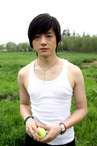 图文-体操世界冠军杨波VS彭坦 小小网球也是最