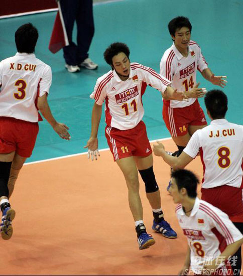 图文-[四强赛]中国男排3-0韩国 于大伟击掌相庆