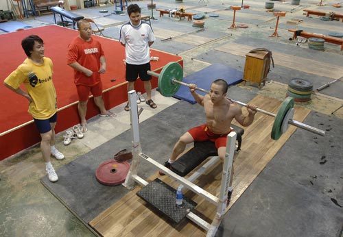 图文-中国男子举重队安徽训练
