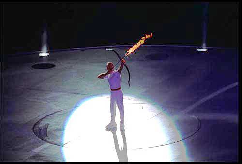 图文-1992年巴塞罗那奥运会点火仪式 射箭点火