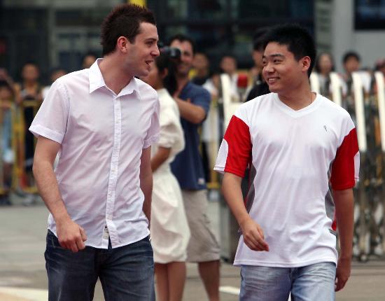 图文-大师赛众星登上红地毯 丁俊晖塞尔比惺惺