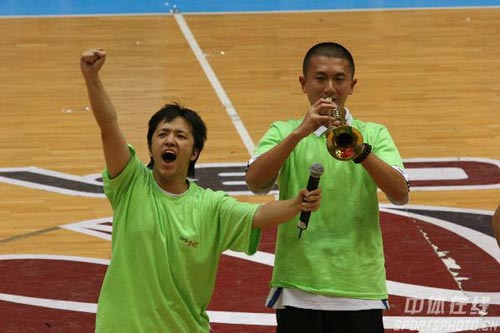 队长吹唢呐喊口号