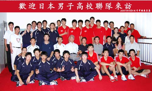 图文-日本高中男排访问秦皇岛基地 与国少队合