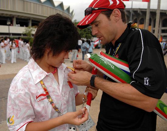 图文-第24届世界大运会曼谷开幕 运动员交换纪