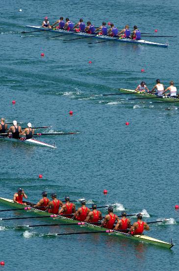 图文-赛艇男子八人单桨复赛 中国队夺得第一_