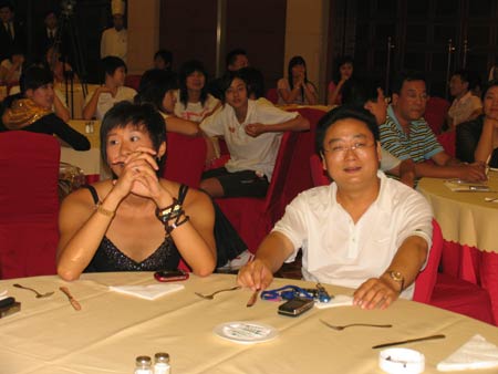 图文-中国游泳邀请赛颁奖晚会 乐靖宜与张亚东