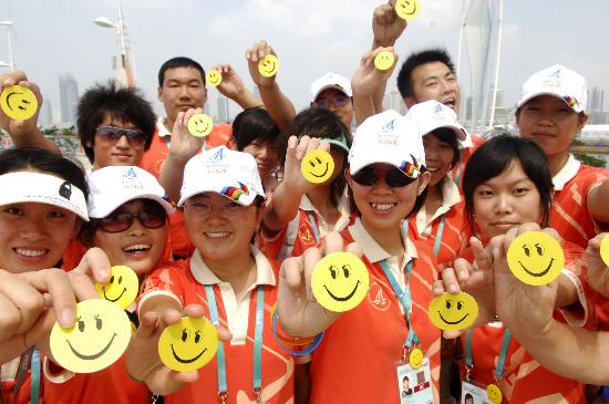 图文-奥帆赛志愿者提供微笑服务 展示微笑标志