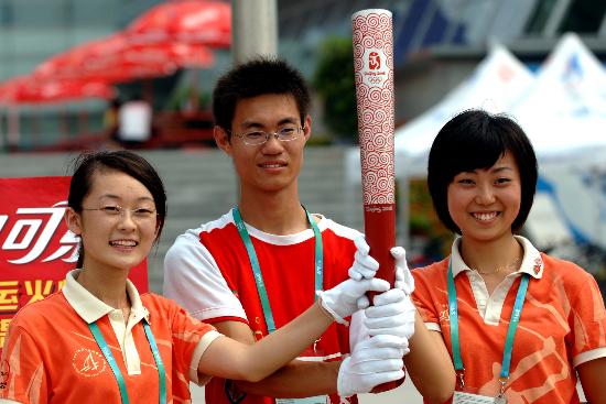 图文-奥运火炬登陆青岛奥帆中心 志愿者和祥云留念