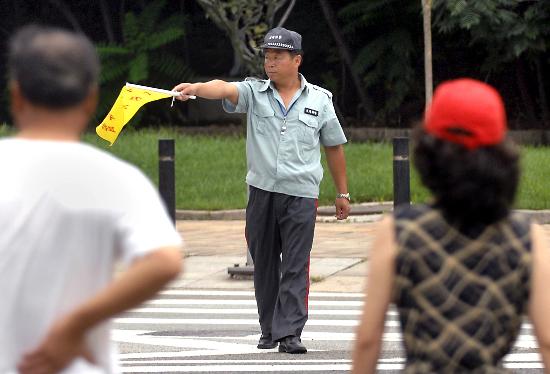 图文-为奥运城市添彩的劳动者们 交通协管员工