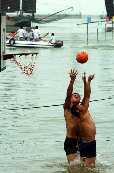 图文-全民健身水上篮球趣味多 篮下巨星水中对