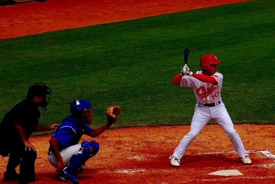 图文-棒球奥运测试赛 中国刘广标比赛中准备击