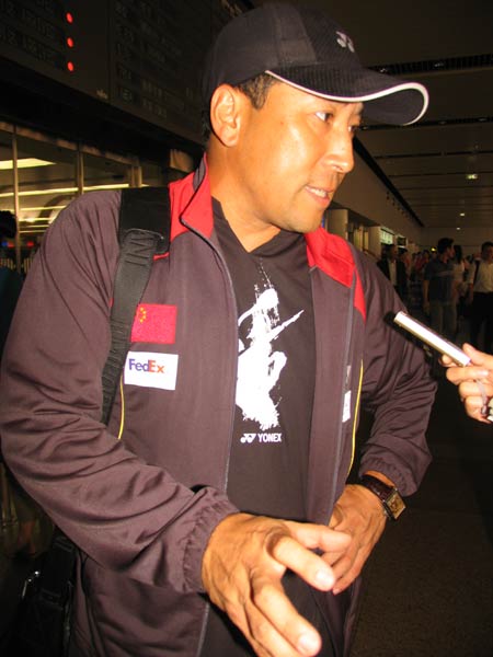 图文-中国羽毛球队回到北京李永波回答记者提问