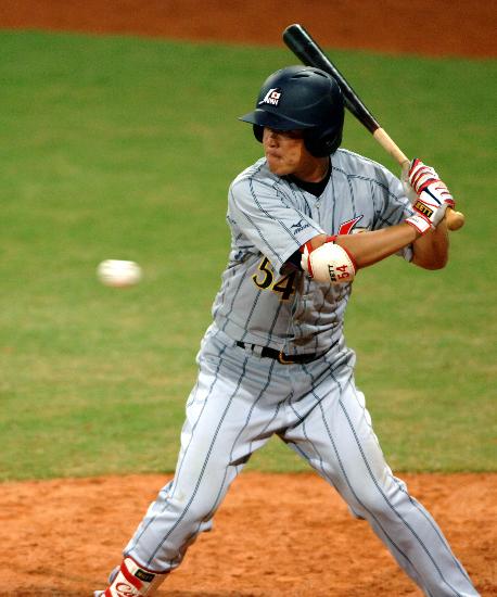 图文-棒球测试赛中国队不敌日本队 吉田圭击球