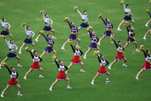 图文-田径世锦赛开幕式 学生拉拉队忘情表演_