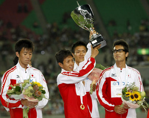 图文-男子马拉松颁奖仪式 日本获得世界杯团体