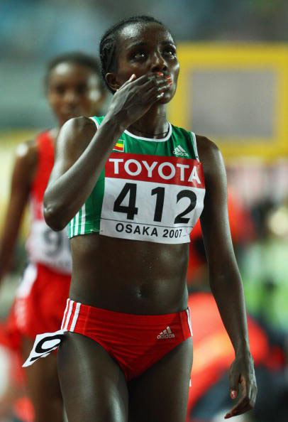 图文-世锦赛女子10000米决赛 迪巴巴飞吻庆祝