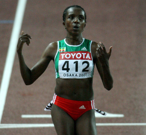 图文-世锦赛女子10000米决赛 迪巴巴冲过终点