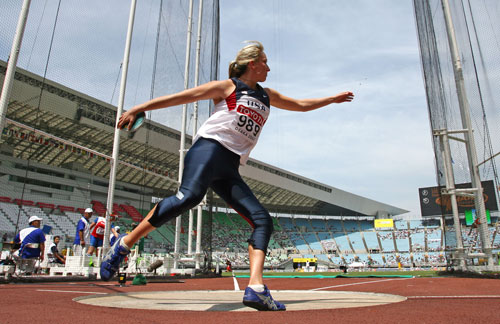 图文-田径世锦赛女子铁饼预赛 美国鲍威尔发力