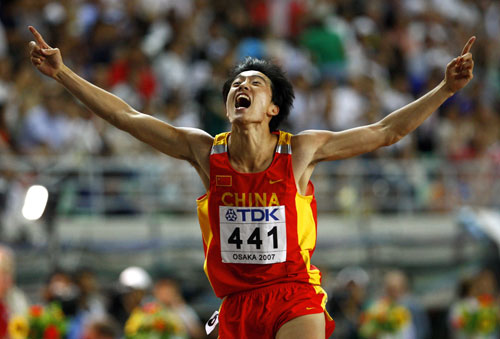图文-大阪世锦赛男子110米栏决赛刘翔12秒95夺冠