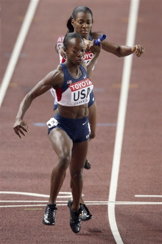 图文-世锦赛女子4x400米接力预赛 美国队完成交接