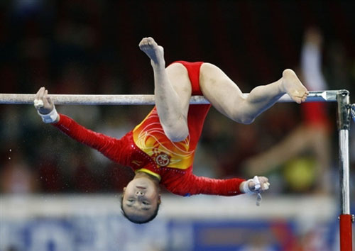 文-体操世锦赛中国女队预赛赛况 准备高低杠比