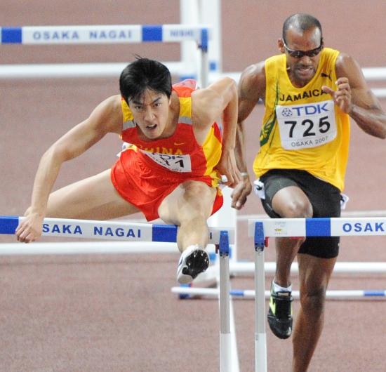 图文-田径世锦赛110米栏刘翔夺冠比赛的唯一瑕疵